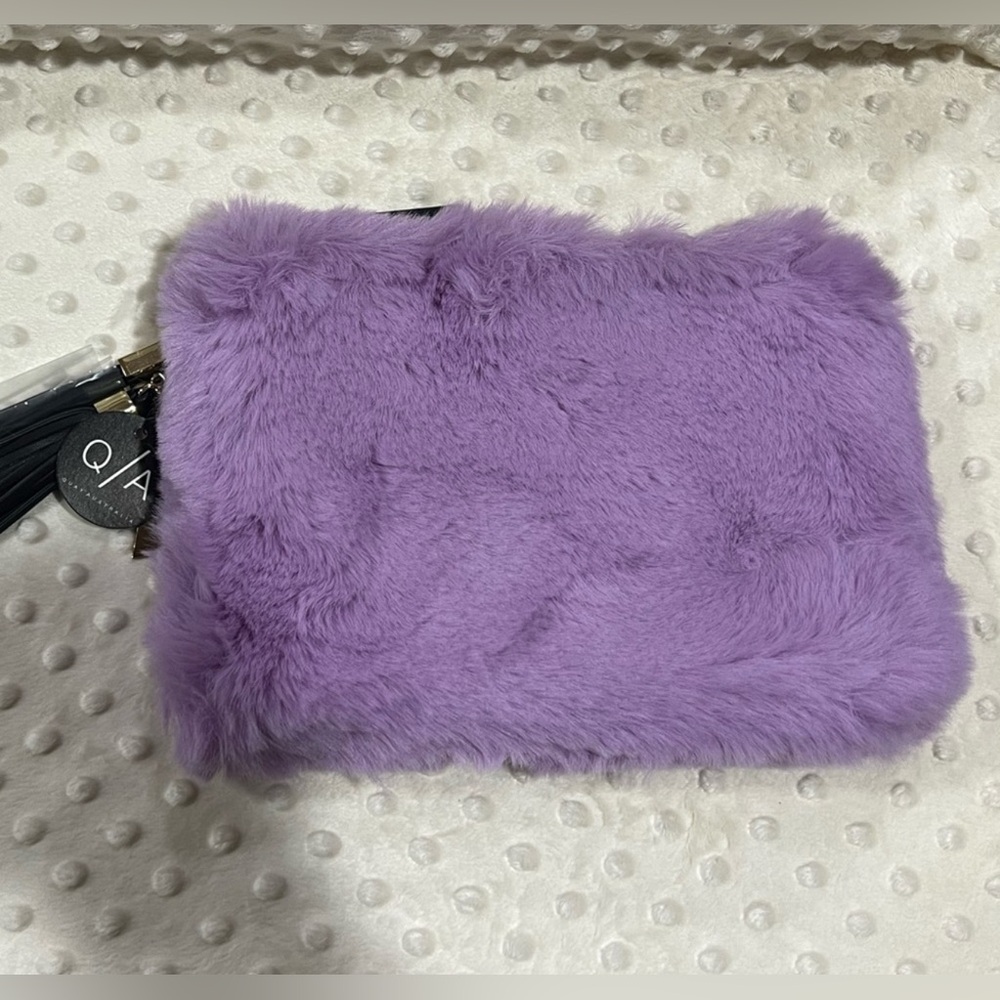 Quay Australia FAUX FUR WRISTLET CLUTCH